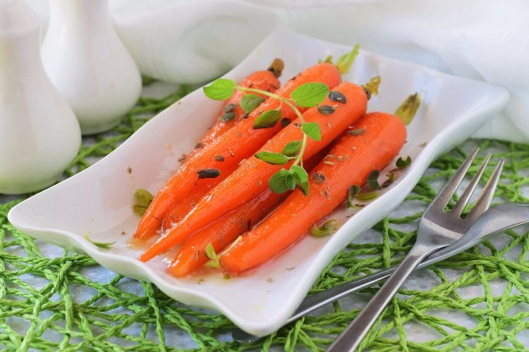 How to make whole carrots in a slow cooker